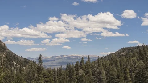 Time Lapse of Mountain Valley with Rolling Clouds at Yosemite Park in 4K Vidéo 71218118