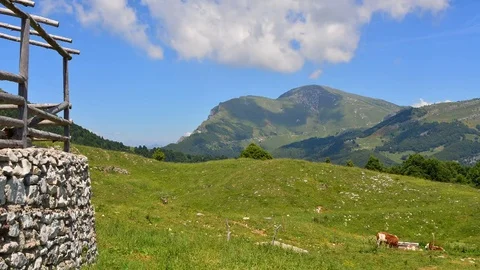 Time Lapse: Mountains, clouds and pastures 스톡 동영상 76927901