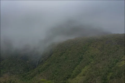 Time lapse of mountainside engulfed by moving clouds Stockbeeldmateriaal 91135572