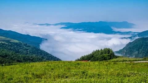 Time Lapse of the movement of clouds from the peak of Cheongoksan mountain. 库存影片 122972824