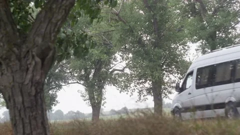 Time-lapse of the movement of vehicles against the background of trees and f Vidéo 202197911