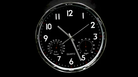 Time lapse movements of analog black face clock at 10:00 to 11:00 Vídeo Stock 145902143