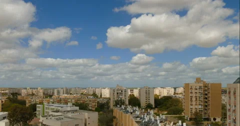 Time-lapse with moving camera up of clouds over a simple city neighborhood Vídeos de archivo 90224373