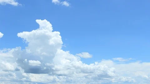 Time lapse moving clouds and blue sky. 库存影片 105767222