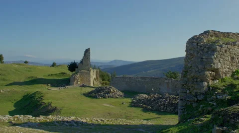 Time lapse with moving clouds in blue sky over oldcentury medieval castle. 스톡 동영상 58358758