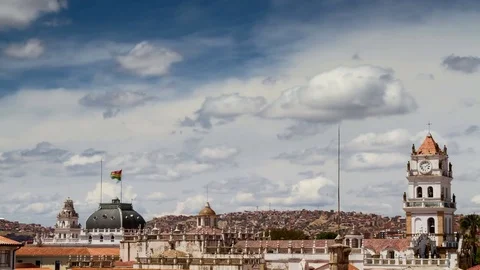 Time lapse - Moving clouds over the cityscape of Sucre Vídeo Stock 72679433
