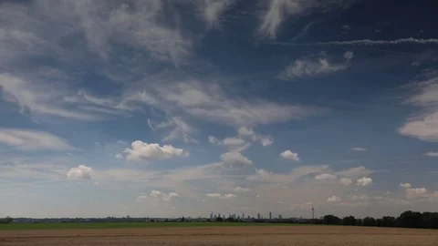 Time Lapse - Moving clouds over a field in autumn with Frankfurt in the distance Видео 80810132