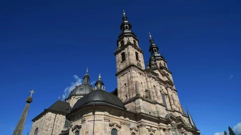 Time Lapse - Moving clouds over the cathedral of Fulda Vídeo Stock 80810837