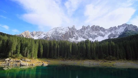 Time lapse - Moving clouds over Lake Karer Vídeo Stock 80923620