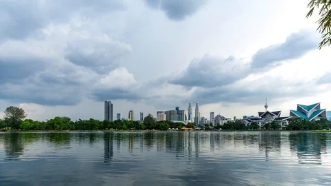 Time lapse of moving clouds over lake Titiwangsa at Kuala Lumpur, Malaysia. Stock Footage 87899830