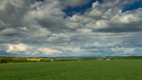 Time lapse - Moving clouds over a wheat field Vídeo Stock 89710789