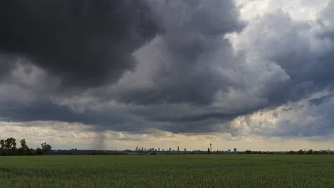 Time Lapse - Moving clouds over a field in spring with Frankfurt am Main Video stock 90491352