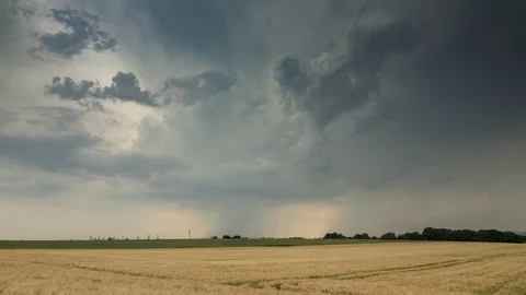 Time Lapse - Moving clouds over a field in summer with Frankfurt am Main Vídeo Stock 91553704