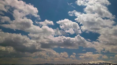 Time-lapse of Moving Clouds Over Snowy Mountains 库存影片 333247769