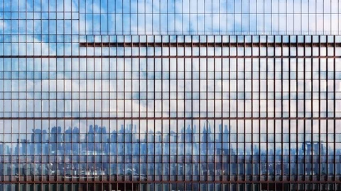 Time lapse moving clouds reflected facade building. Vídeo Stock 112363652
