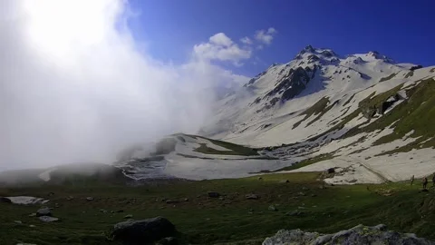 Time Lapse with moving clouds with a snow capped peak in the backdrop Video stock 194898998