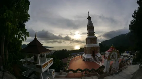 Time lapse moving cloudy, branch tree in evening twilight sky background at s Vidéo 130485410