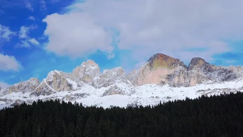 Time lapse - Moving coulds over the Rosengarten mountain range Vídeo Stock 80925646