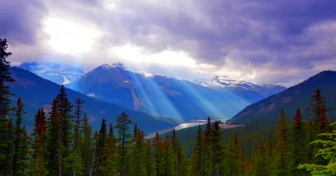 Time-Lapse of Moving Crepuscular Rays Sun over Mountain Ridges and Forest Vidéo 47095072