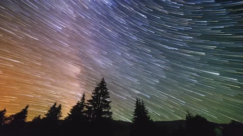 Time lapse of moving star trails in night sky. The Milky Way galaxy rotating Vídeo Stock 141387721