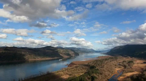 Time Lapse of moving white clouds over Columbia River Gorge in Portland Oregon 스톡 동영상 59526752