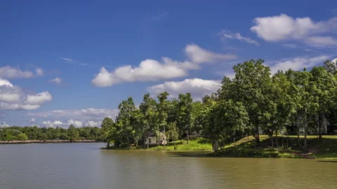 Time lapse of moving white clouds over a lake in northern Thailand Vídeos de archivo 218641037