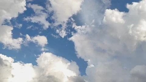 Time lapse of moving white fluffy clouds on blue summer sky Video stock 280287068