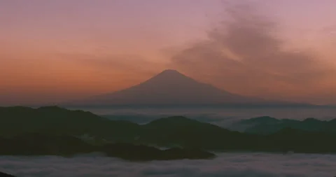Time-Lapse Mt. Fuji and the sea of clouds at dawn Zoom-in Stockbeeldmateriaal 154427257