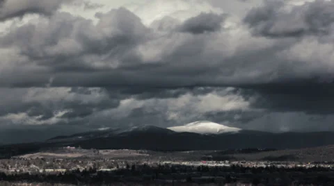 TIME LAPSE - Mt. Spokane storm clouds Stockbeeldmateriaal 35609662