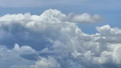 Time-lapse of multi-layered clouds transitioning into an overcast sky Vídeos de archivo 346312670