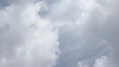 Time lapse of multiple clouds moving in straight up view at 35 mm focal length. Stock-Footage 129830766