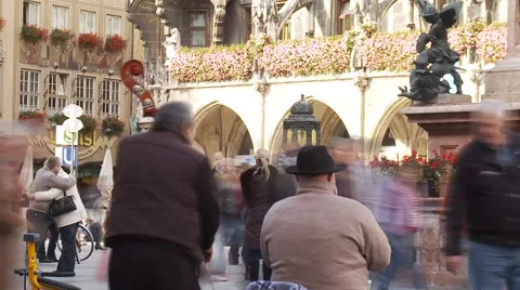 Time-lapse Munich New Town Hall Marienplatz buskers and crowd Stock Footage 55386937