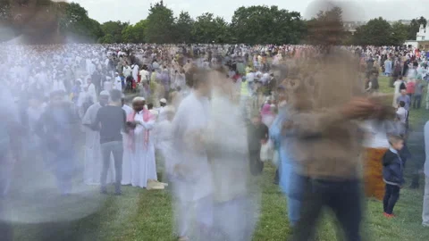 Time lapse. Muslims gathering for a festive prayer. Stock Footage 109347366