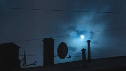 Time-lapse night city, moon and clouds on the background of the old house 스톡 동영상 124671186
