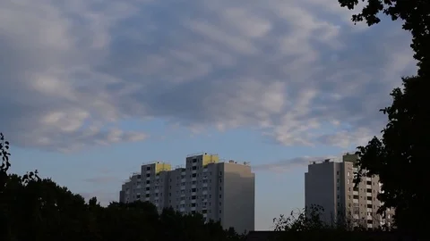 Time Lapse of night falling over urban landscape Stock Footage 70410799