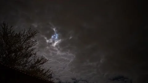 Time-lapse at night of passing clouds and the moon. Stockbeeldmateriaal 169257602