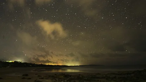 Time lapse of the night sky over the beach 스톡 동영상 143572890