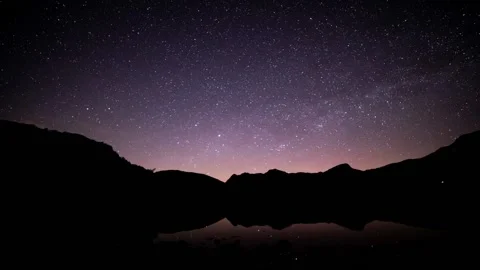 A time-lapse of the night sky over Blea Tarn in the English Lake District Vídeos de archivo 152485335