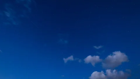 Time lapse of night sky with stars and clouds Video stock 115799862