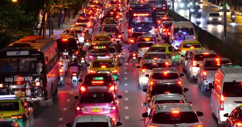 Time-lapse, night traffic jam in Bangkok with cars and motorbikes 库存影片 326389059