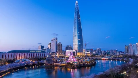 Time lapse Night view of Lotte world tower and Seokchon lake park in spring. Video stock 104411292