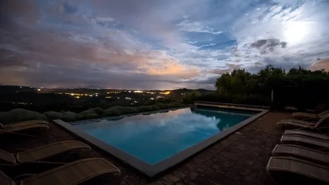 Time lapse - Nightsky at a small pool in the heart of the italian tuscany Видео 99372209
