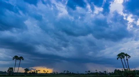 Time Lapse Nimbus Floating And Raining On Sunset Time (zoom in) Видео 38032241