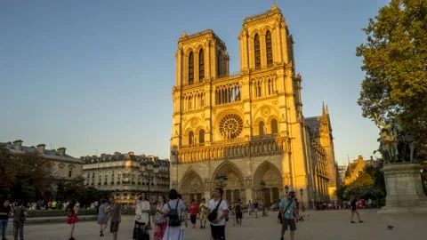 Time-lapse of the Notre Dame de Paris at sunset Video stock 150187659