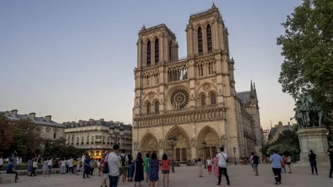 Time-lapse of the Notre Dame de Paris at sunset Video stock 150187660