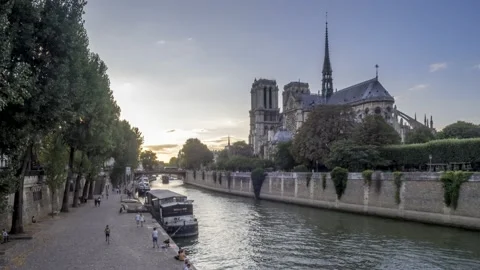 Time-lapse of the Notre Dame de Paris at sunset Video stock 150187722