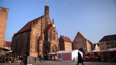 Time Lapse of Nuremberg Center Crowd of People Visit Market Place Landmark Day 스톡 동영상 104965940