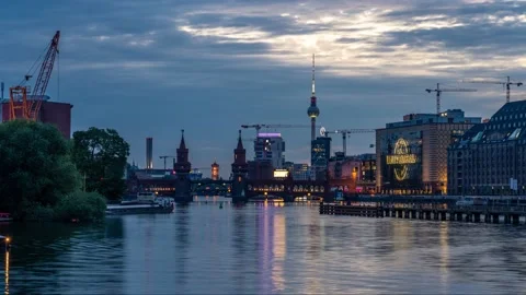 Time lapse of Oberbaum Bridge at evning with tv tower in backround, Berlin Stock Footage 140807074