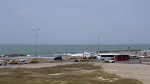 Time Lapse-Ocean waves busy traffic Calle 40-Avenida Santander Carta Video stock 109134559