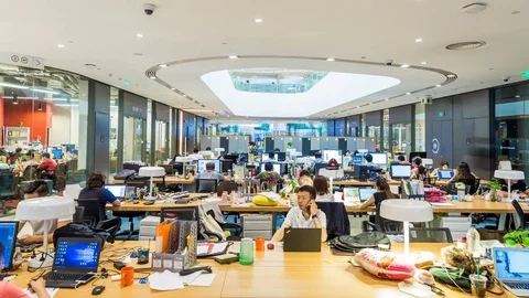 Time lapse of office room with people at their desks working and screen 库存影片 78713236